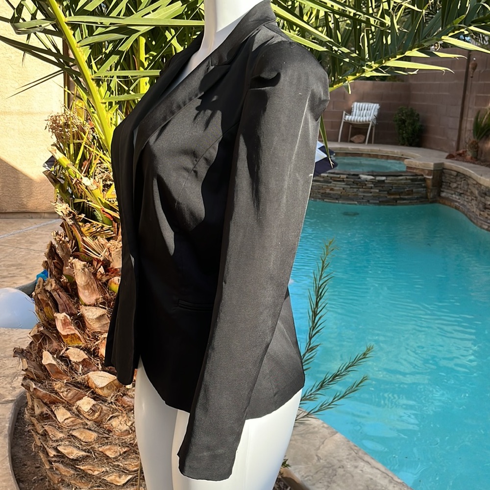 - H&M Black Cropped Blazer - Picture 3 of 6